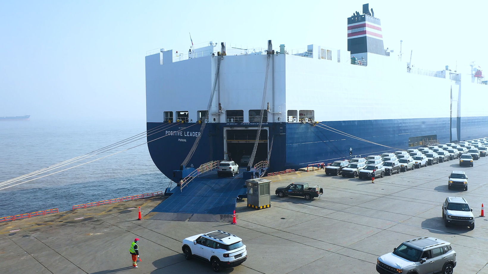 图为奇瑞出口车辆即将登船出海1.jpg 图为奇瑞出口车辆即将登船出海1.jpg