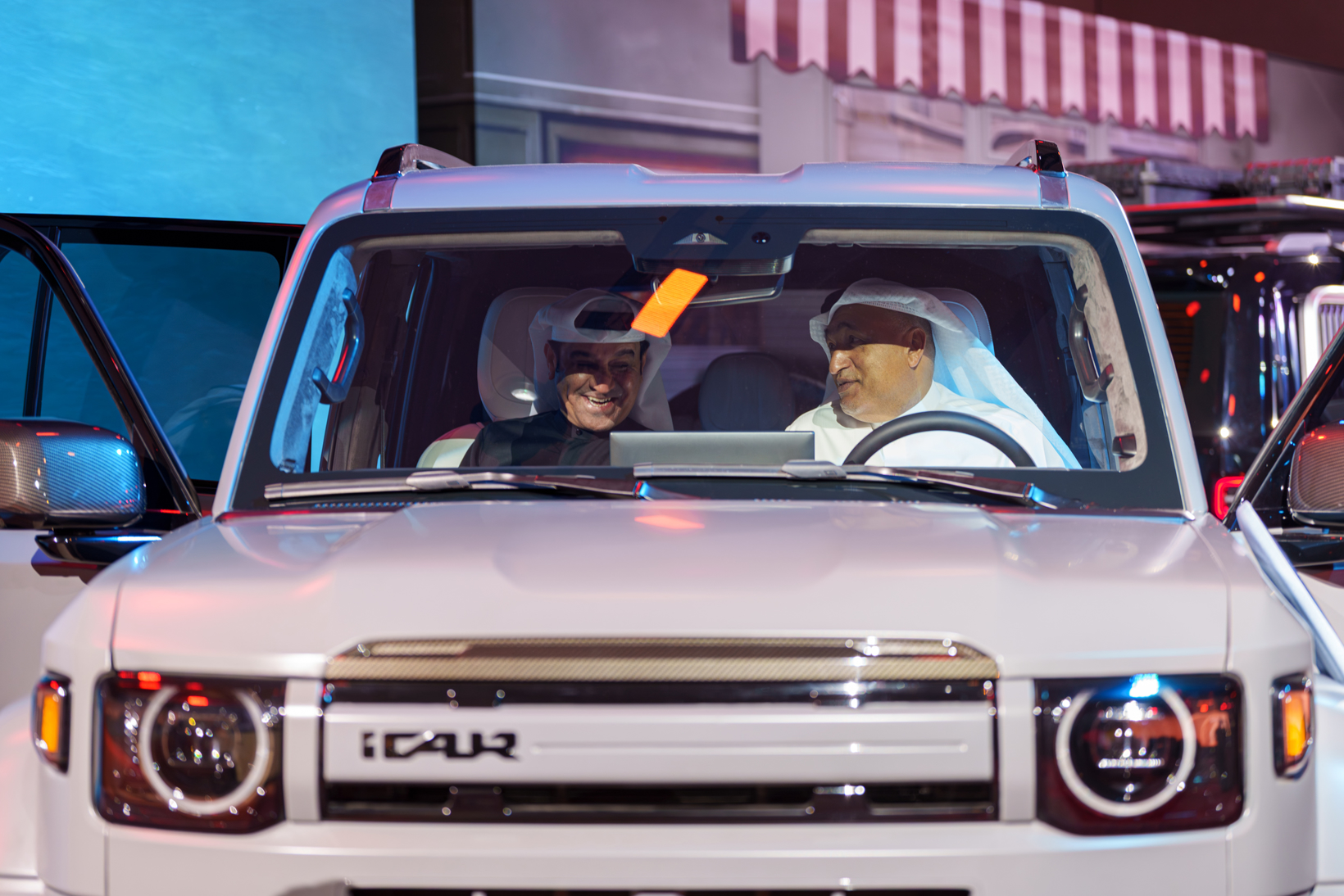 图为iCAUR V27迪拜全球首发.jpg 图为iCAUR V27迪拜全球首发.jpg