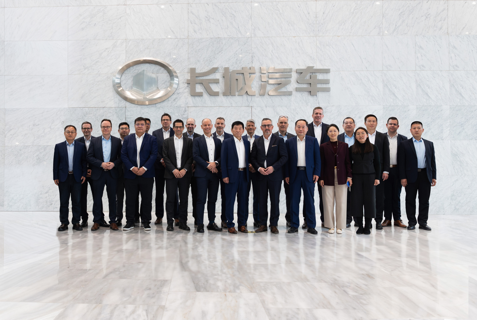 宝马与长城，又同框了