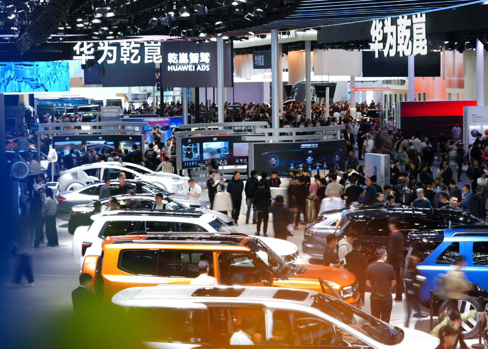 华为不造车，却填满北京车展