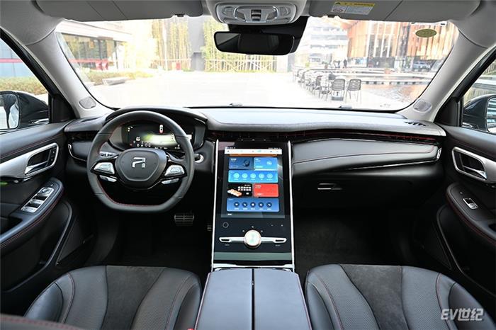 内饰:运动 智能科技marvel r尾部采用了运动型suv常用的大溜背设计,一