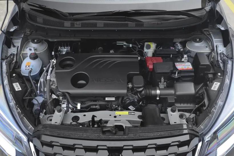 车身不大，停车方便，配1.5L+CVT，综合油耗5.6L，代步通勤选它