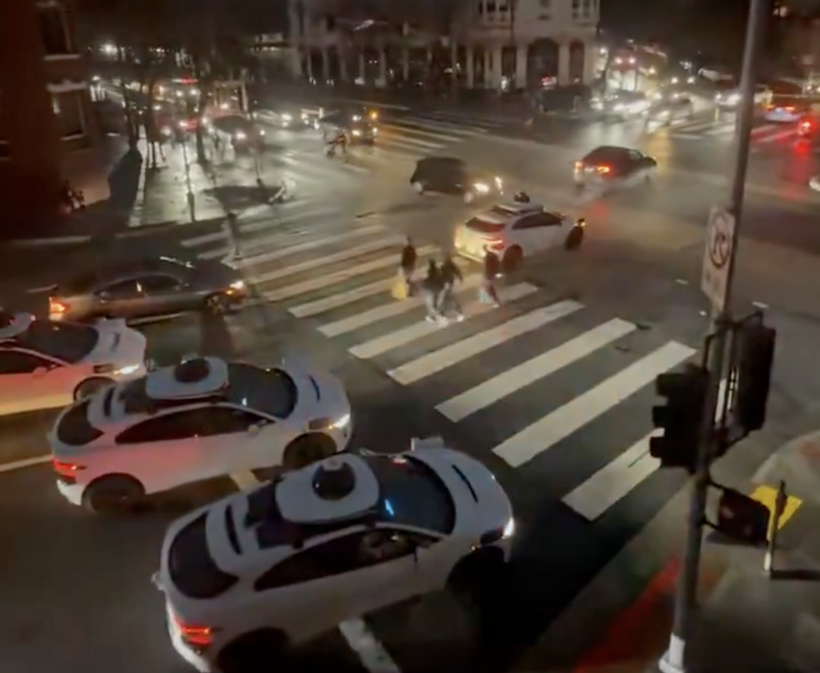 大停电后自动驾驶现出原形？Waymo趴窝，马斯克贴脸嘲讽