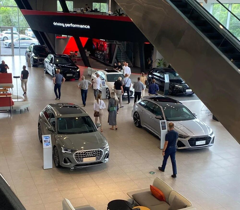 销量跌回“十年前”，豪华车集体换帅谋变