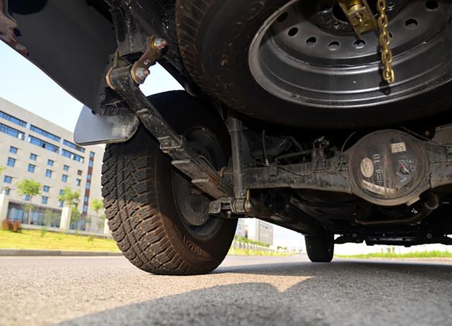 9.68万起，配2.4T+3把锁，越野拉货能通吃，气质也跟猛禽相差无几