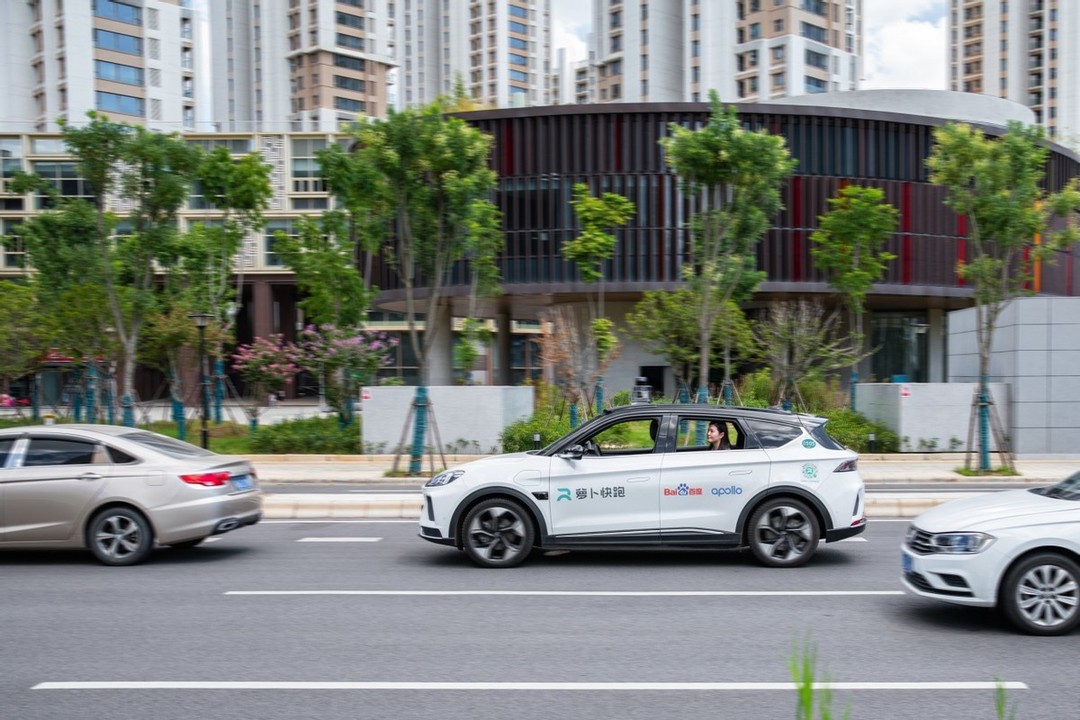 Robotaxi商业化今起“真▪运营”，武汉重庆“车内无人”开跑