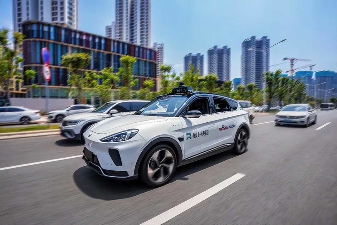 Robotaxi商业化今起“真▪运营”，武汉重庆“车内无人”开跑