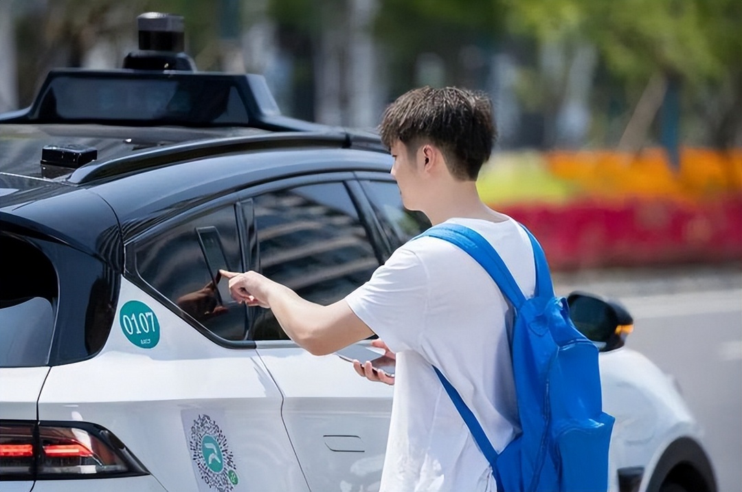Robotaxi商业化今起“真▪运营”，武汉重庆“车内无人”开跑