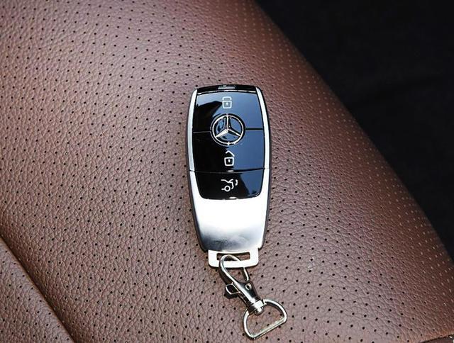 奔驰的开门红c级豪车配15t动力1月卖了2万多台