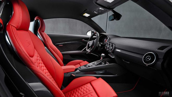奥迪发布TT RS最终版车型 51.6万起/破百3.6秒