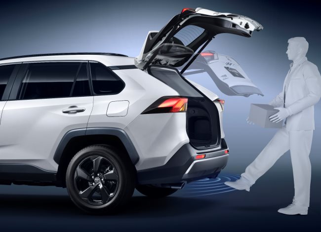 越己 阅世界 一汽丰田RAV4荣放2022款强劲登场