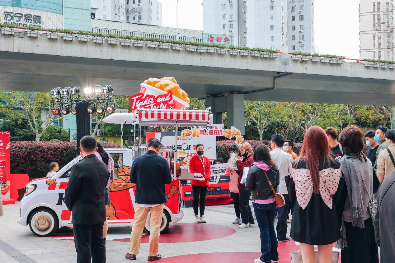 五菱携手肯德基打造最MINI的快餐店，宏光MINIEV肯德基版定制快餐车亮相