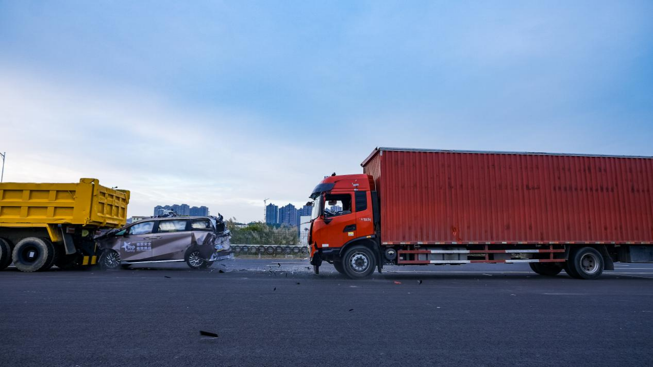 传祺M8挑战卡车“前后夹击”连环碰撞