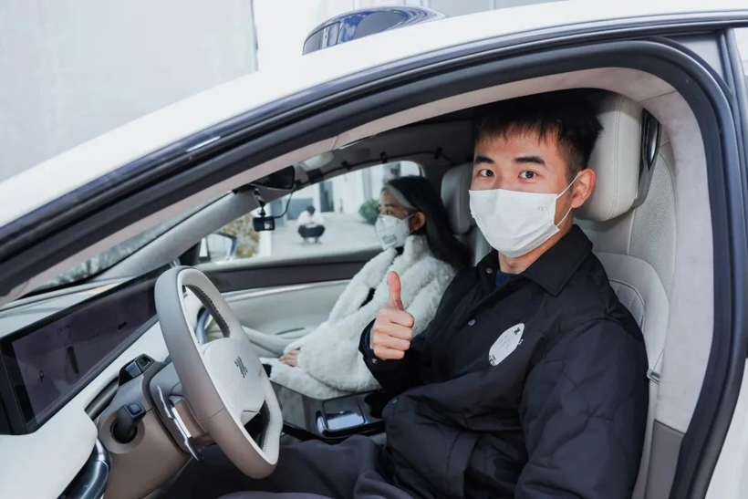 智己汽车IM AD用户年度数据首发 携手Momenta共创共赢