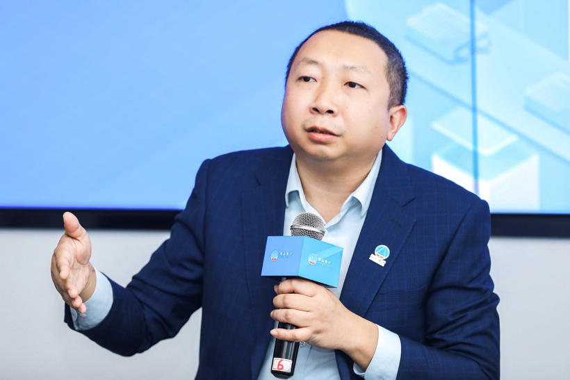 ���ظ߾�����϶�λվ�Ϸ�ڣ���Զ�����ѳ�����50��̨