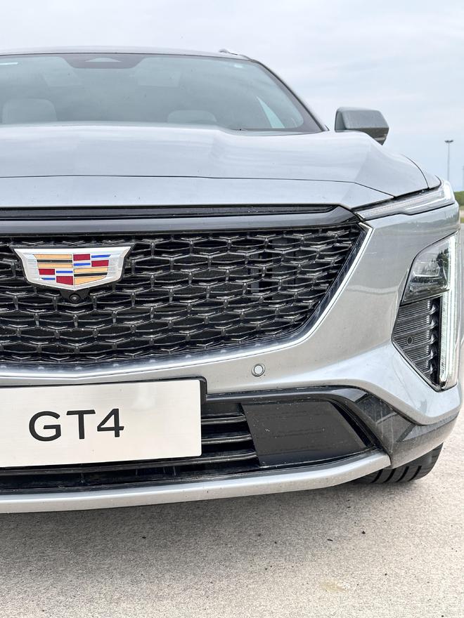 一体式曲面屏/轿跑造型SUV 凯迪拉克GT4实车曝光