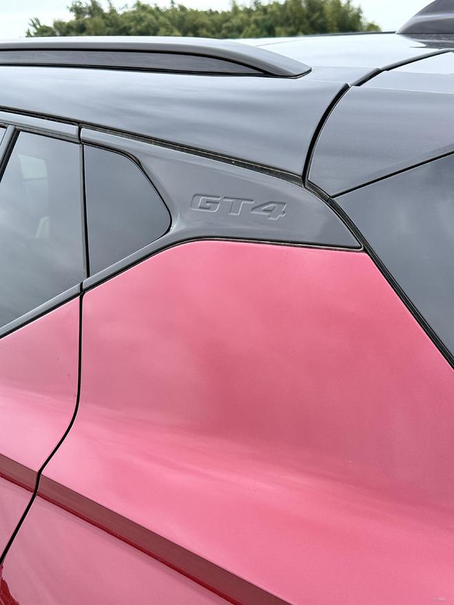 一体式曲面屏/轿跑造型SUV 凯迪拉克GT4实车曝光