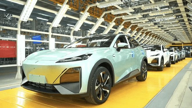6月上市/预售16.99万起 首批深蓝S7南京下线发运