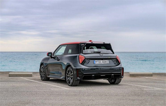 套件上身 MINI Cooper SE JCW Trim官图发布