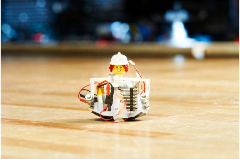卡内基梅隆大学发明全球最小的自供电双足机器人 实现创纪录的速度和敏捷性
