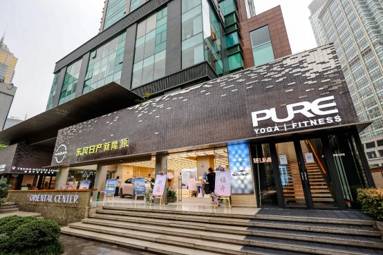 建筑上挂着商铺的招牌

AI 生成的内容可能不正确。