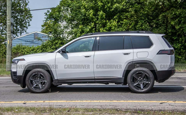 搭载混动系统 新Jeep自由光无伪装谍照曝光