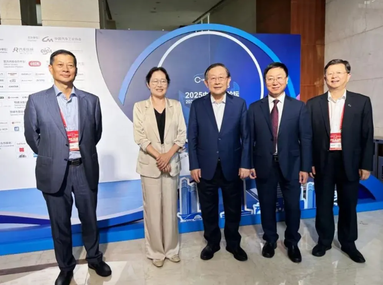 极光湾CEO王瑞平出席2025中国汽车论坛：混动技术为零碳转型核心桥梁