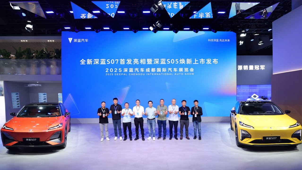 全新深蓝S07亮相成都车展，增程进阶