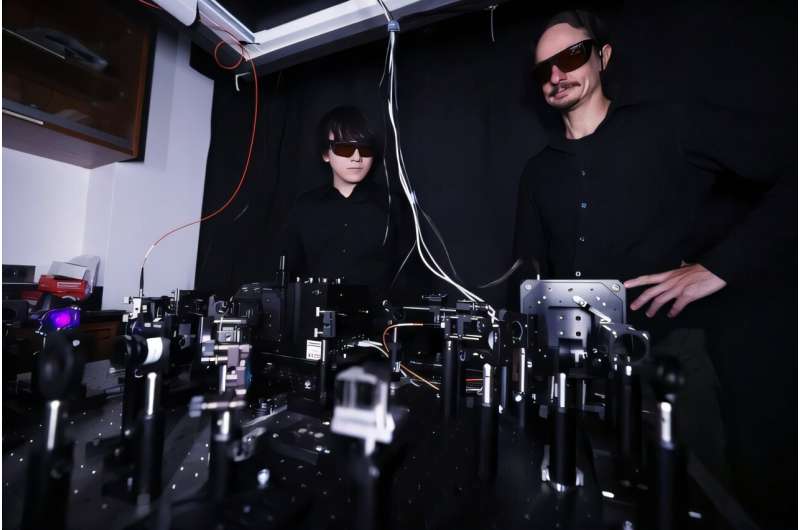 密歇根大学研发出纳米开关 首次实现激子的定向、门控流动