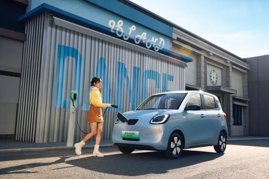 置换补贴价5.28万元 五菱推出宏光MINIEV四门版301km臻享+款