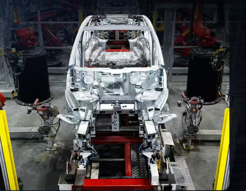 新能源车主：省下的油钱，还不够填保费的“坑”？