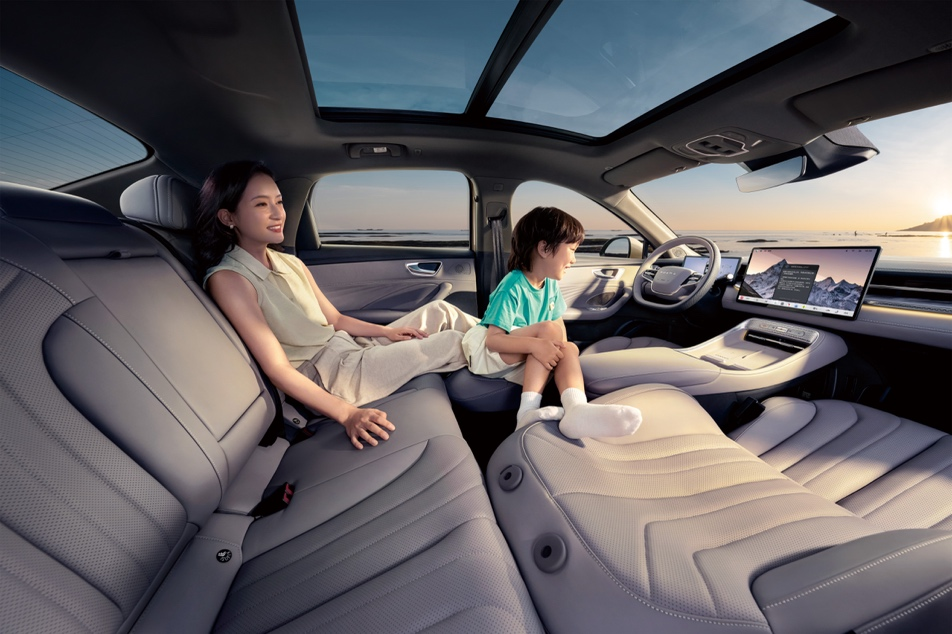 全球首发豆包深度思考大模型及场景，荣威M7 DMH“最具活人感”车机引爆广州车展！