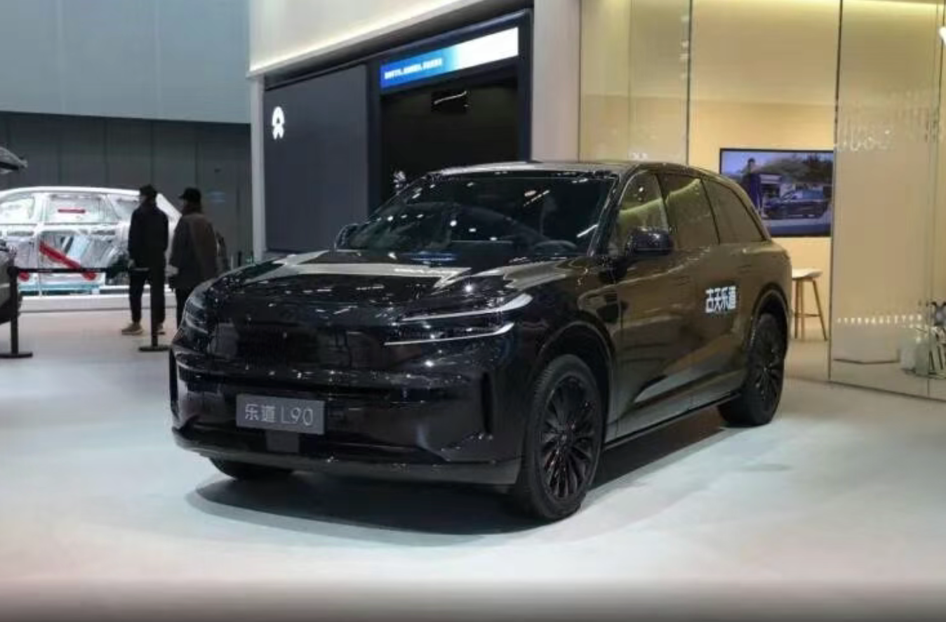 蔚来大型SUV再发力！限量999台，二排零重力，到手价低至22.08万