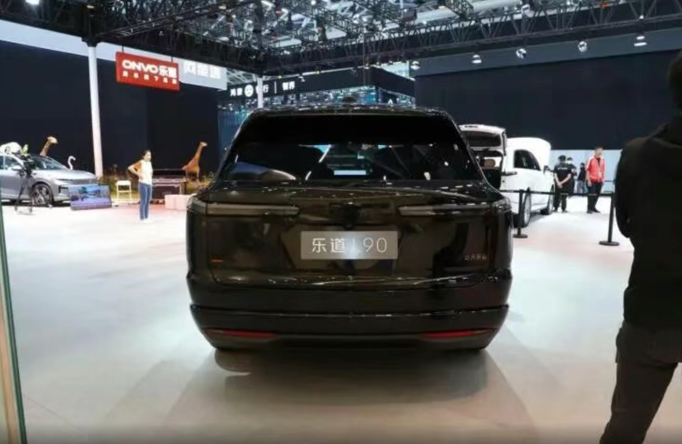 蔚来大型SUV再发力！限量999台，二排零重力，到手价低至22.08万