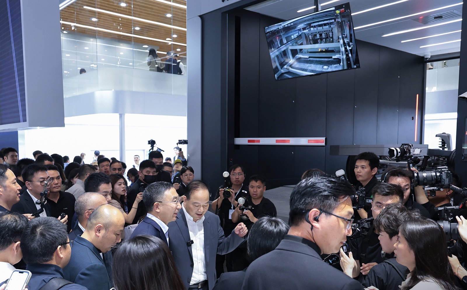 锁定未来十年,车企集体“对赌”宁德时代