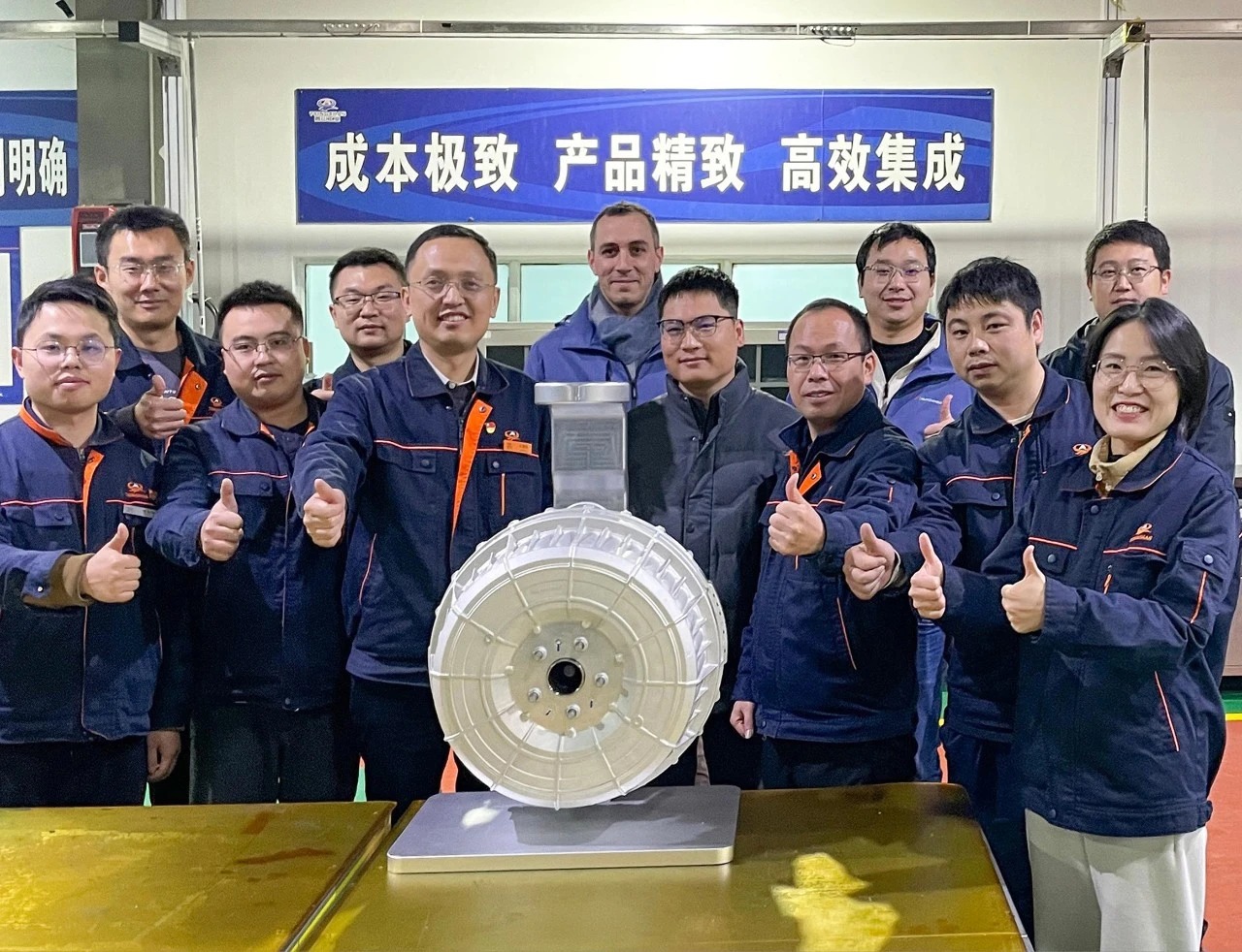 青山工业首台“驱制一体化”轮毂电机样机下线