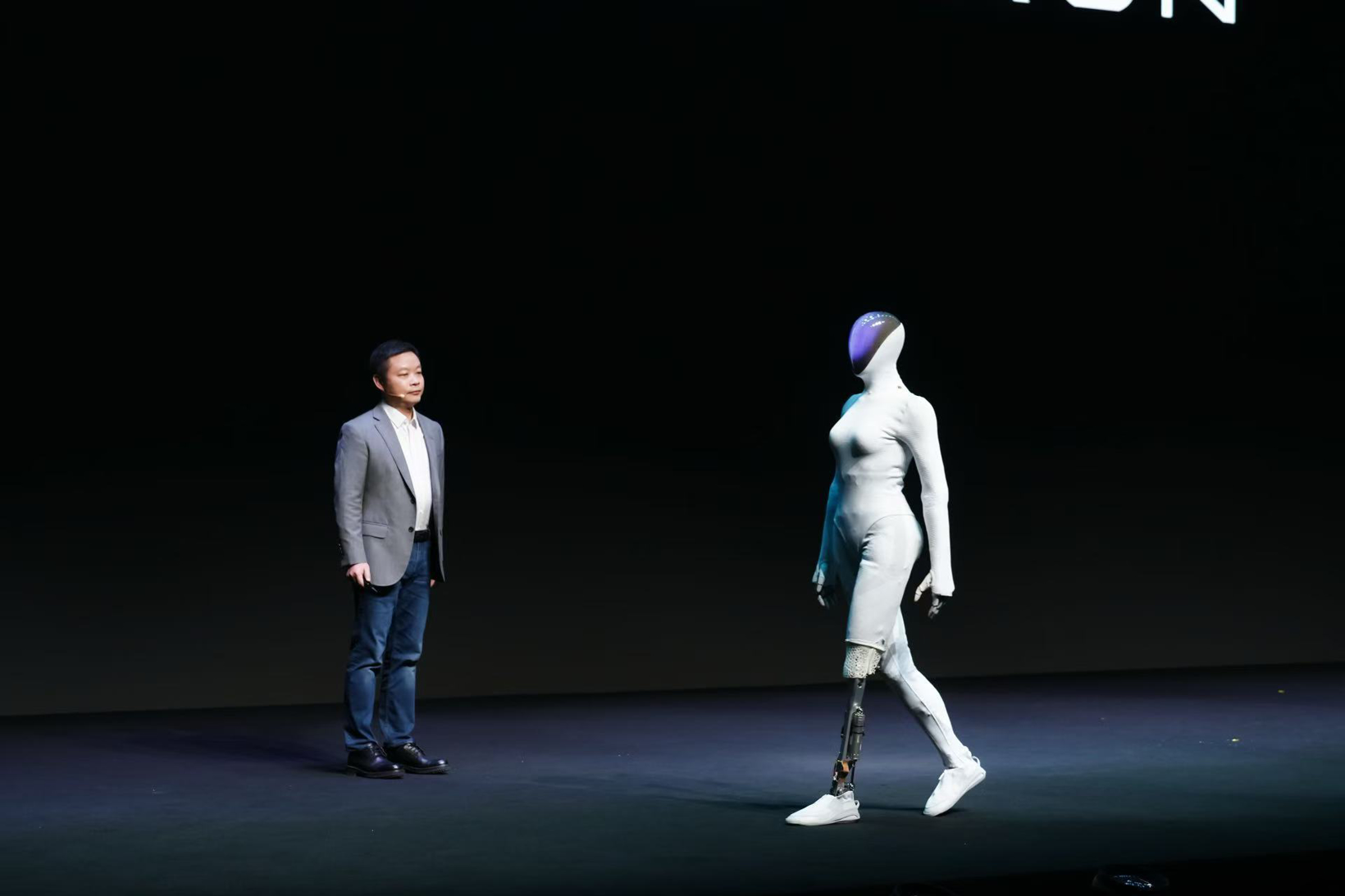 从春晚舞台走向流水线：2025年，人形机器人的“成人礼”