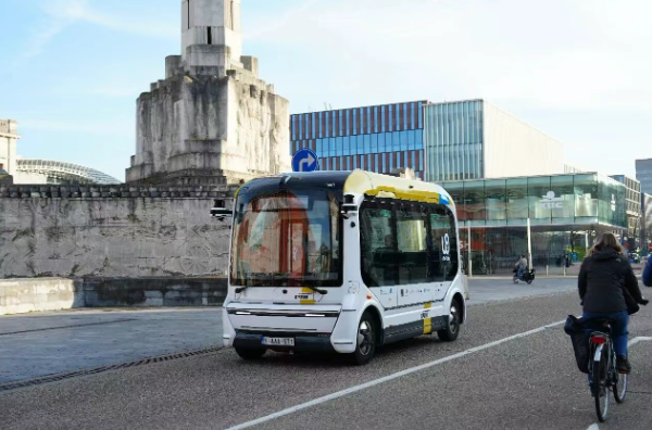 文远知行自动驾驶小巴在比利时开启商业运营