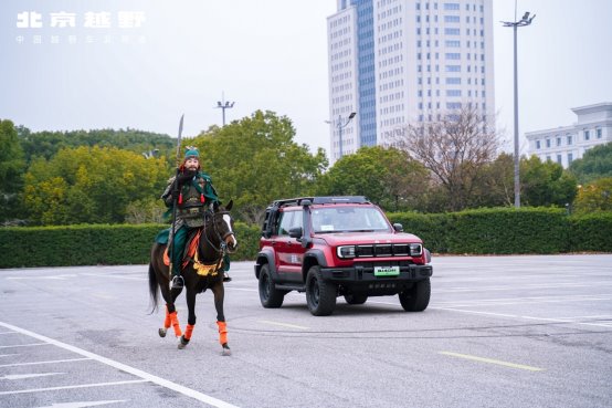 警察骑着马走在路上行驶
AI 生成的内容可能不正确。