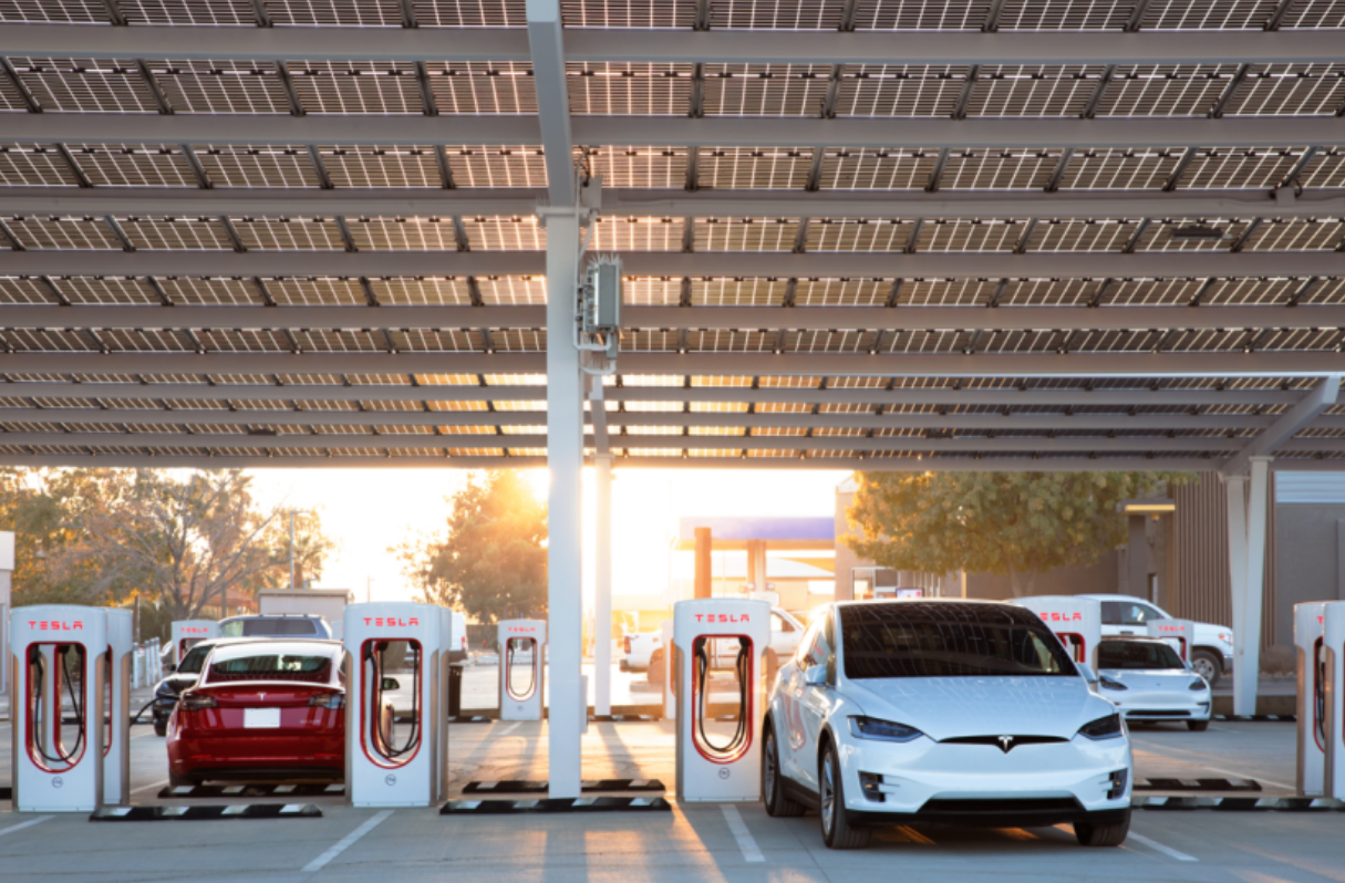 200亿资本倾斜，特斯拉能否破局智能出行与机器人新赛道？