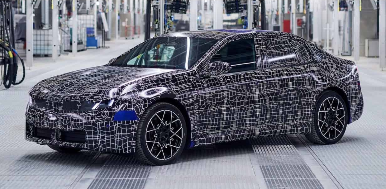 宝马慕尼黑工厂首款新世代i3纯电轿车预量产车下线