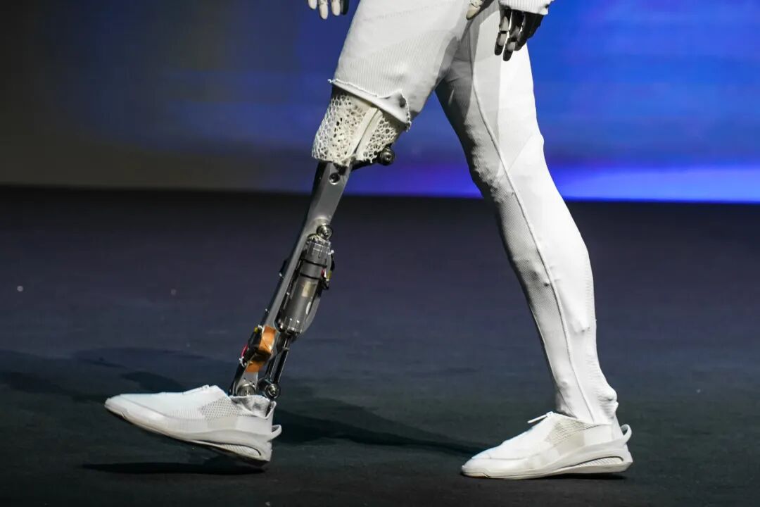 车轮之后，铁人出征：他们集体“下海”机器人