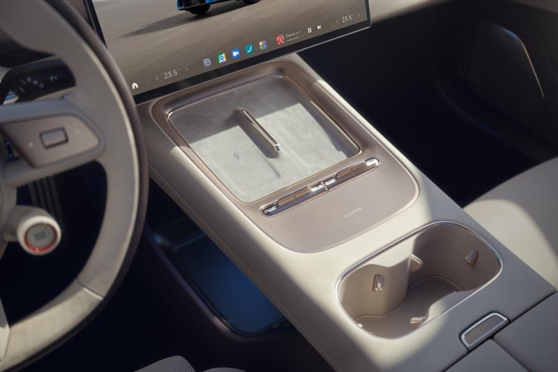 重构内饰豪华实用新标杆，格拉默为SU7打造“高得房率”副仪表板