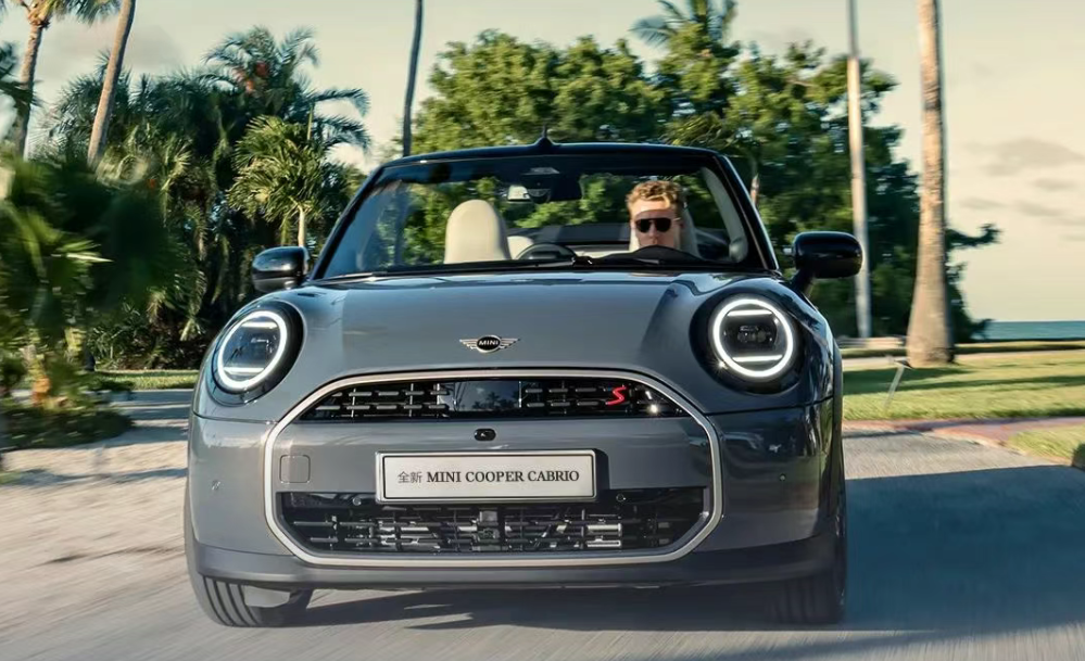 MINI打造独一无二定制版JCW敞篷车，或预示未来将增加原厂个性化选装
