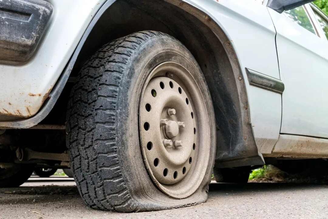 标定毫秒级底盘自救：爆胎模拟系统如何实现高保真“极限复现”？