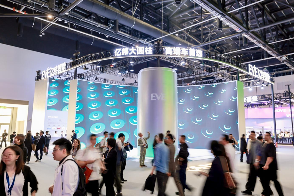 亿纬锂能携大圆柱电池亮相2026北京车展