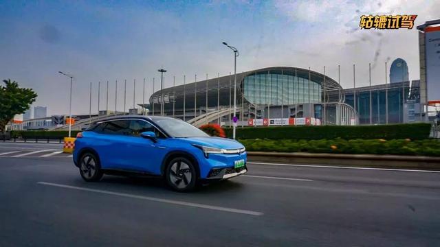 轱辘试驾|国产电动车敢卖30万以上必败?这台车让我有了新看法