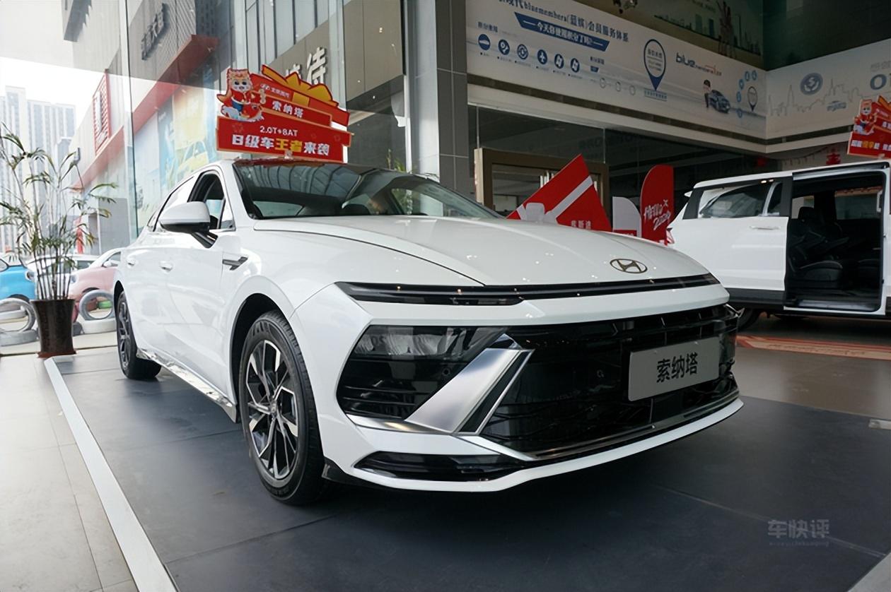不过近些年,随着传统燃油车市场受新能源车的冲击,索纳塔在国内销量