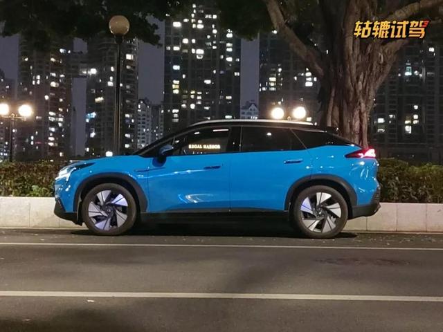 轱辘试驾|国产电动车敢卖30万以上必败?这台车让我有了新看法