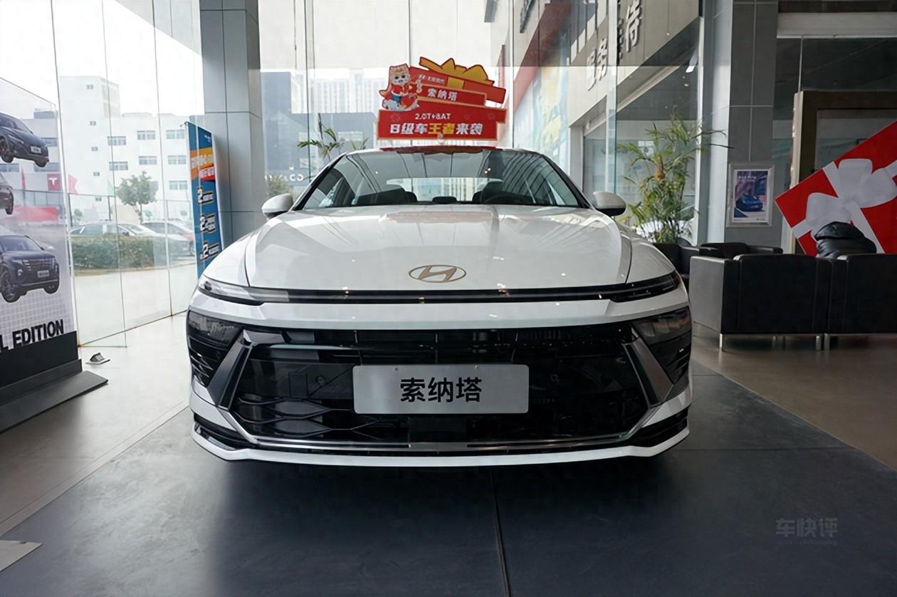 不过近些年,随着传统燃油车市场受新能源车的冲击,索纳塔在国内销量